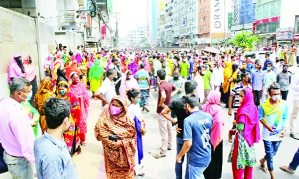 বকেয়া বেতনের দাবিতে আবারো পোশাক শ্রমিকদের বিক্ষোভ