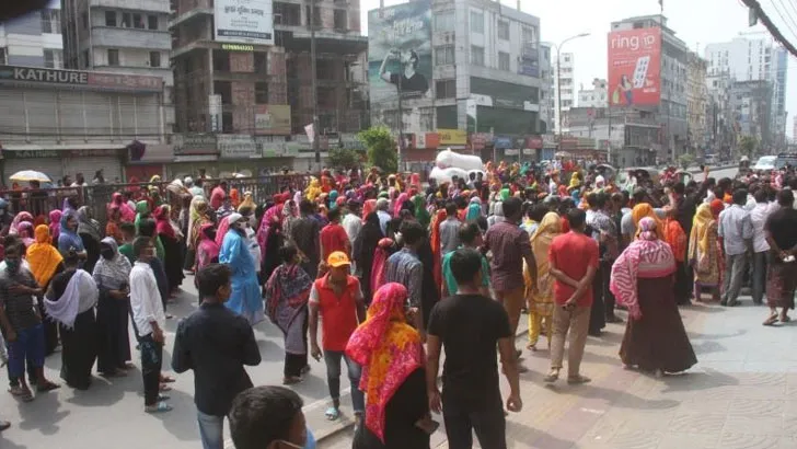 বেতনের দাবিতে আবারও সড়কে গার্মেন্ট শ্রমিকরা