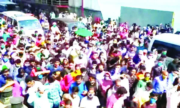 শিমুলিয়া ঘাটে গার্মেন্ট কর্মীদের বাঁধভাঙা ঢল
