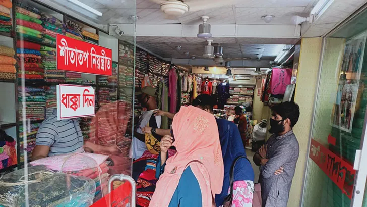 কেনাকাটায় সামাজিক দূরত্ব উপেক্ষিত