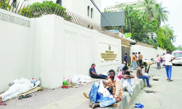 করোনা টেস্ট করাতে মধ্যরাত থেকে কোয়ার্টার কিলোমিটার লাইন