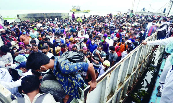 ফেরি না ছাড়ায় রাতভর ঘাটে অবস্থান : অপেক্ষায় ১০ হাজার যাত্রী