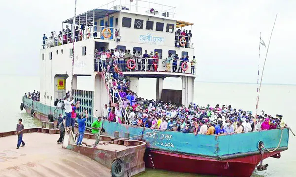 পাটুরিয়া রুটে যাত্রীবোঝাই ফেরি ভিড়তে দেয়নি প্রশাসন