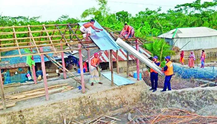 ঘূর্ণিঝড়ে বিপদ বাড়ছেই