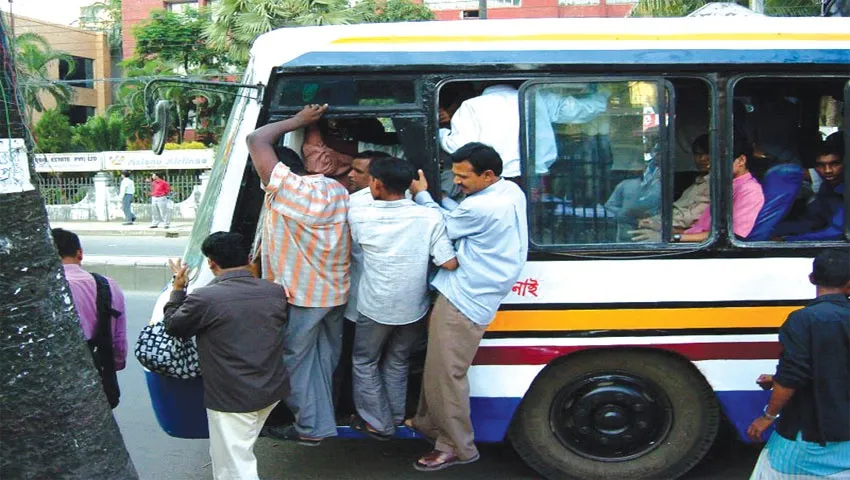 লোভের শিকার যাত্রী : স্বাস্থ্যবিধির বালাই নেই