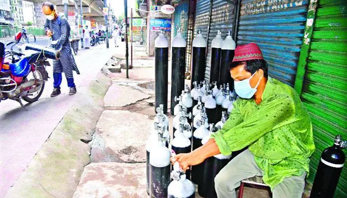 অক্সিজেন সিলিন্ডারের দাম বেড়েছে তিন গুণ