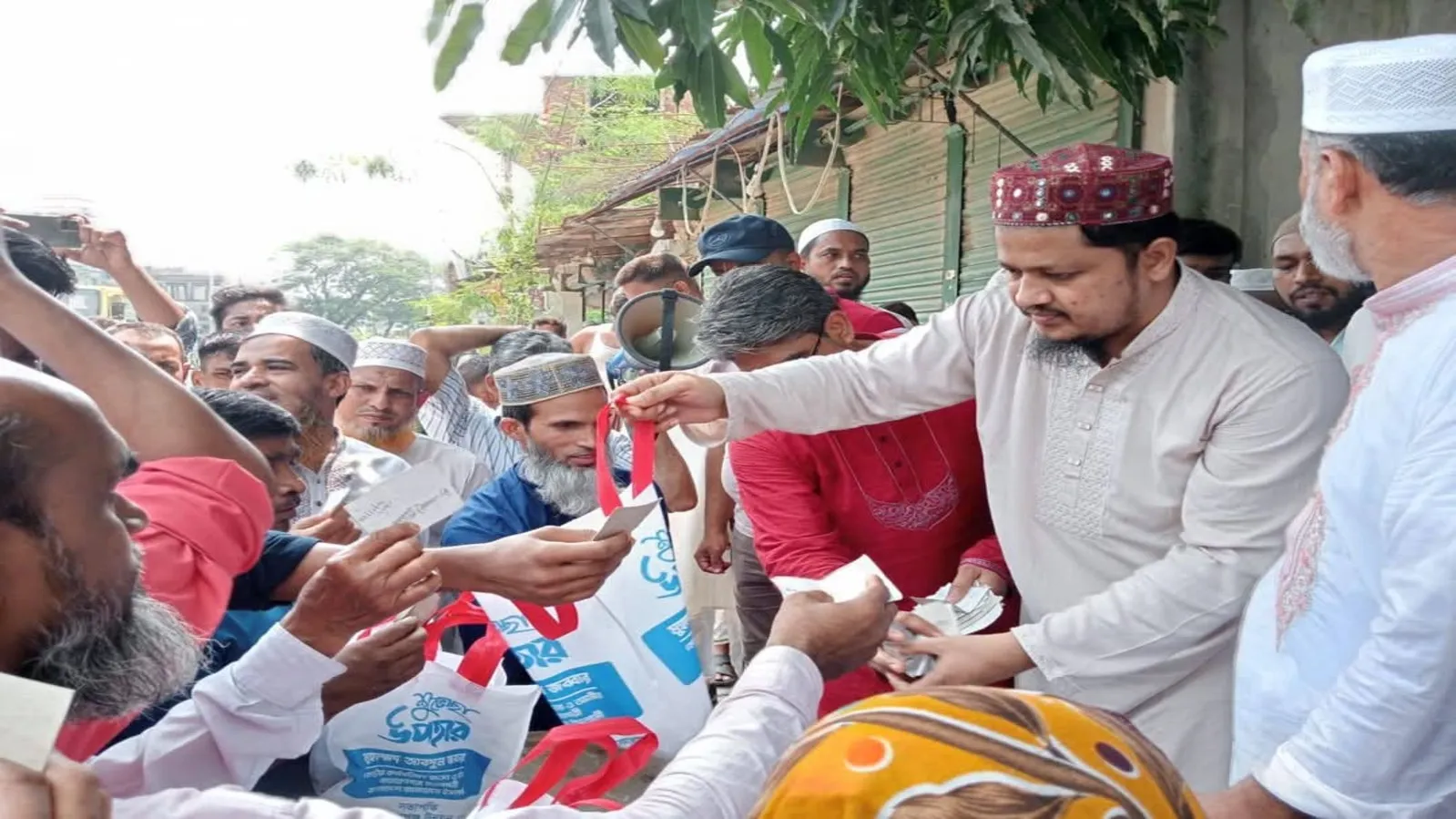 সিদ্ধিরগঞ্জ ১ নং ওয়ার্ড জামায়াতের উদ্যোগে ঈদুল আযহা উপলক্ষে গোসত বিতরণ করা হয়