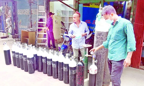 অক্সিজেন সিলিন্ডারের কৃত্রিম সঙ্কট : দাম আকাশছোঁয়া