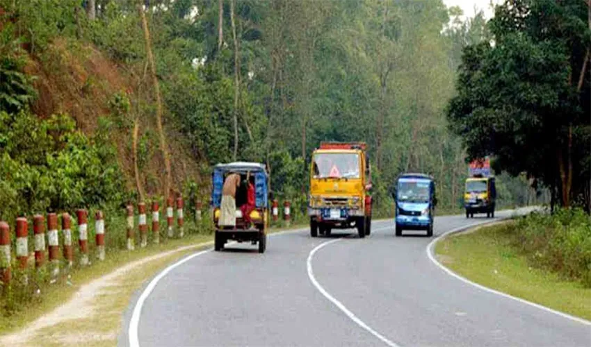 মহাসড়কে ঝূঁকিপূর্ণ