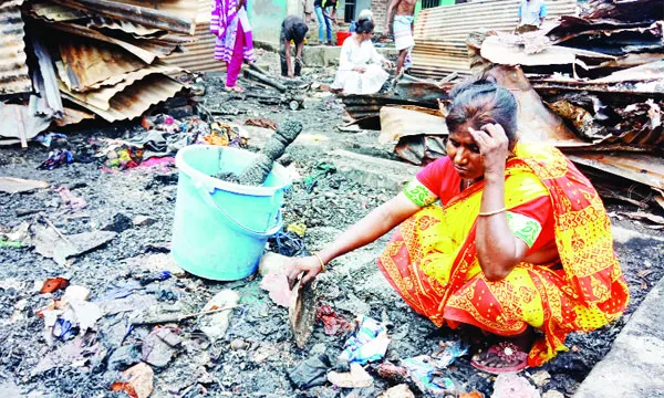 আগুনে সব হারিয়ে নিঃস্ব ৩ শতাধিক বস্তিবাসী