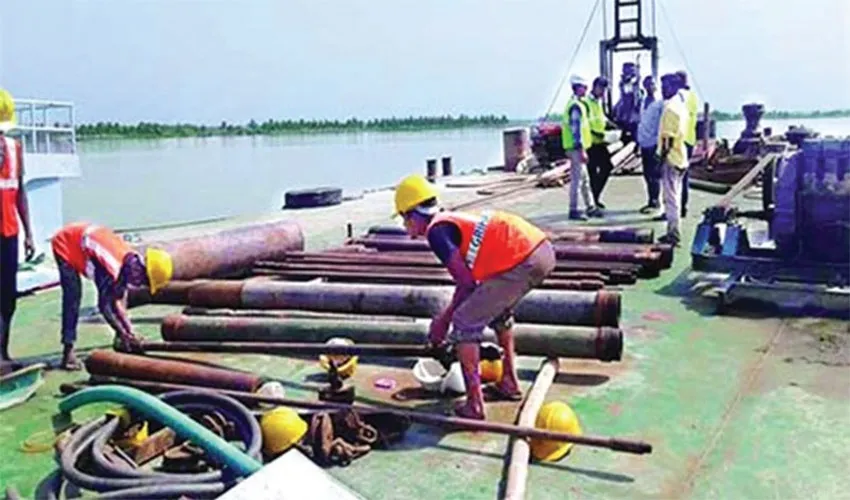 নেপথ্যে অনভিজ্ঞ ভারতীয় ঠিকাদার