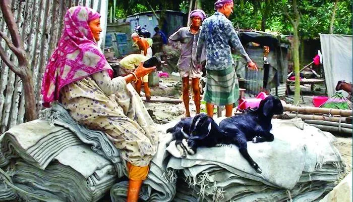 লাখ লাখ মানুষ ঘরছাড়া