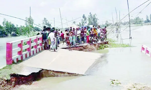 ভয়ঙ্কর রূপে নদীভাঙন