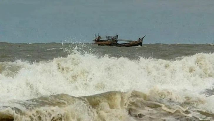 অস্বাভাবিক জোয়ারে উপকূলবাসীর চরম দুর্ভোগ