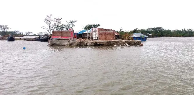 ঘরবাড়ি ছাড়ছে উপকূলীয় মানুষ চুলা জ্বলছে না হাজারো পরিবারের
