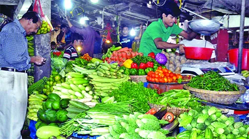দ্রব্যমূল্যের চাপে অসহায় মানুষ