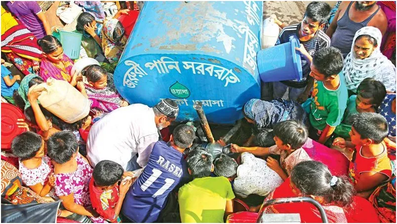 ধনীর পানির অপচয়, গরিবের টানাটানি