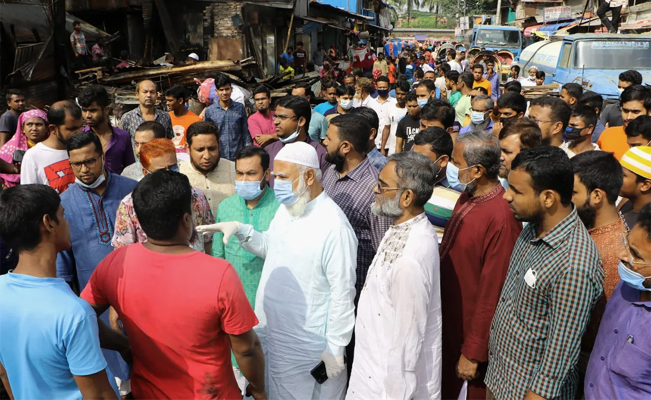 রাজধানীর কল্যাণপুরের নতুন বাজার বস্তিতে ভয়াবহ অগ্নিকাণ্ডে পুড়ে যাওয়া বস্তির ক্ষতিগ্রস্তদের পাশে আমীরে জামায়াত ডা: শফিকুর রহমান