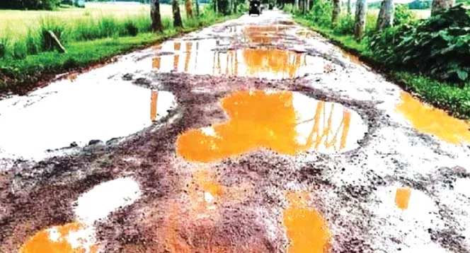 বেশীরভাগ সড়ক-মহাসড়কের বেহাল অবস্থা ॥ চরম ভোগান্তি মানুষের