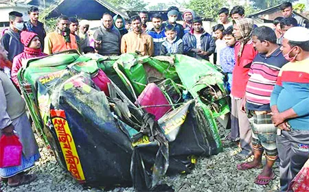 সড়কে ঝরলো ১৫ প্রাণ
