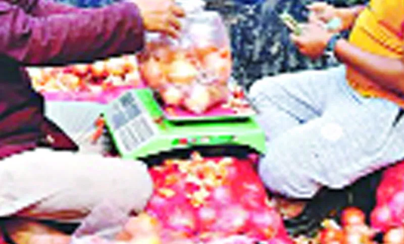 পচা পেঁয়াজ গরিবদের গছিয়ে দিচ্ছে টিসিবি