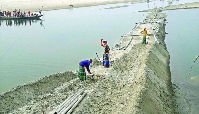 বালুখেকোদের রাস্তা ব্রহ্মপুত্রের বুকে