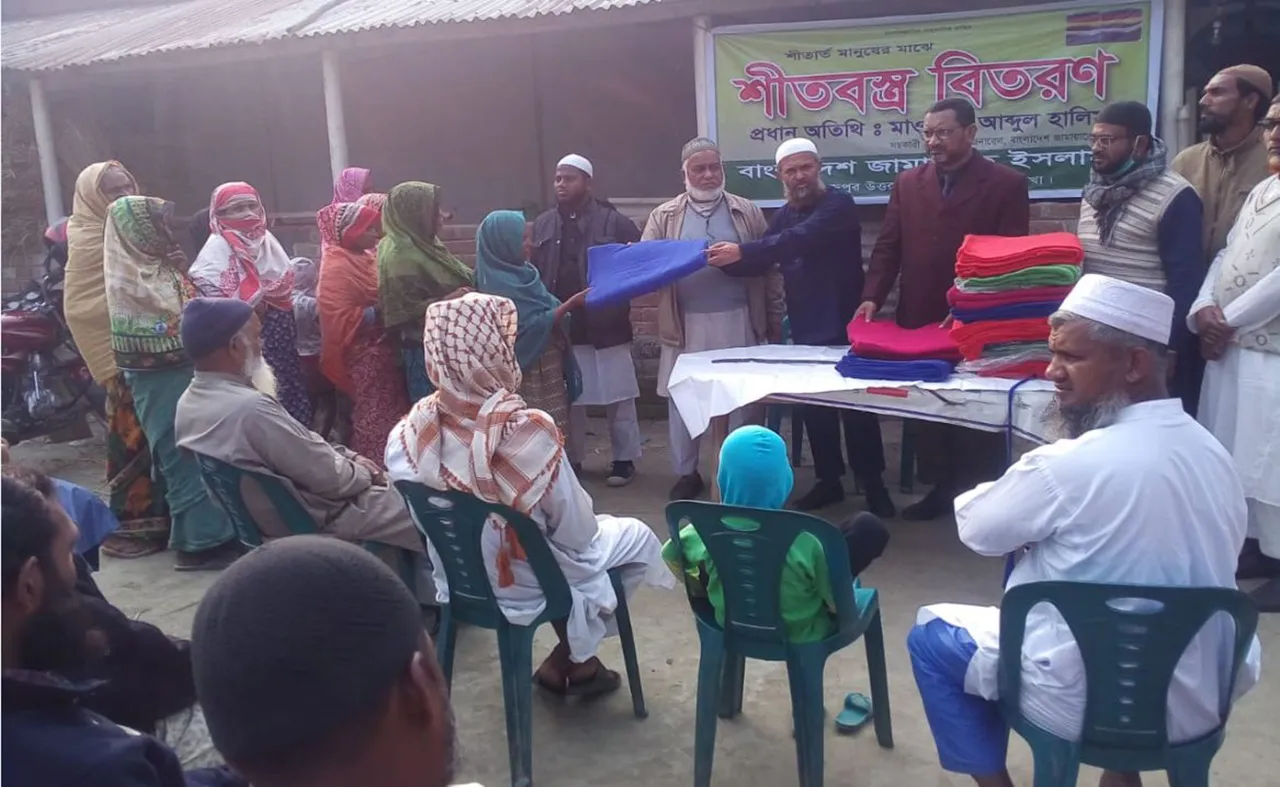 বাংলাদেশ জামায়াতে ইসলামী দিনাজপুর উত্তর সাংগঠনিক জেলা শাখার উদ্যোগে শীতার্ত মানুষের মাঝে কম্বল বিতরণ
