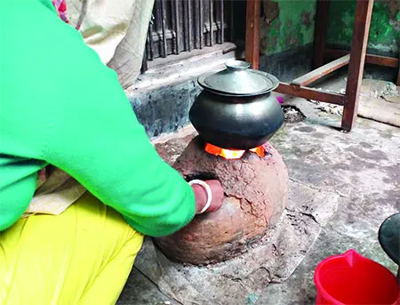 নগরীতে তীব্র গ্যাস সংকট চুলা জ্বলছে লাকড়িতে