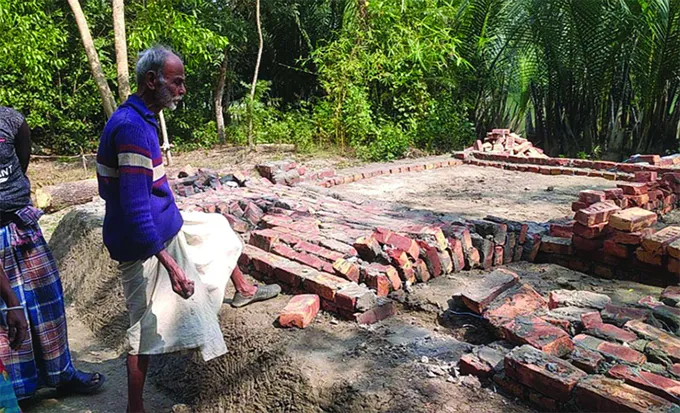 ১২ দিনের মাথায় ভেঙে পড়লো উপহারের ঘর