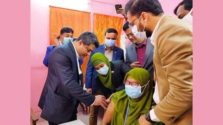 টিকা পুশ করলেন এমপি ও উপজেলা চেয়ারম্যান