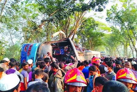 সড়কে ঝরলো ১৮ প্রাণ