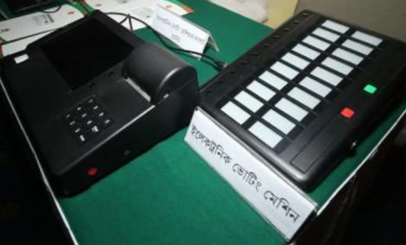 ছাত্রলীগ নেতার হাতে ইভিএম