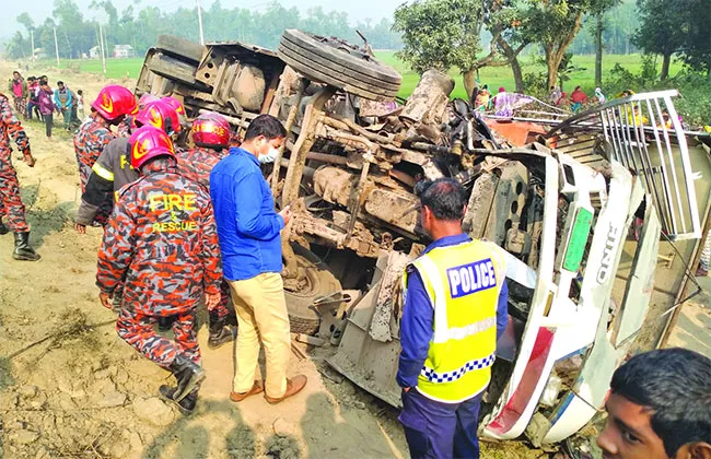 সারা দেশে সড়কে প্রাণ গেল ১৪ জনের