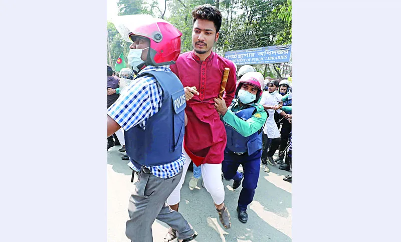 হুটহাট সিদ্ধান্তেই শিক্ষায় তালগোল