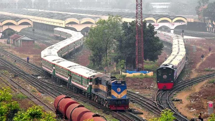 ঝুঁকি নিয়ে চলছে ট্রেন