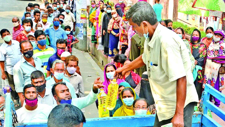টিসিবির বিক্রয় কেন্দ্রে ক্রেতার ভিড়