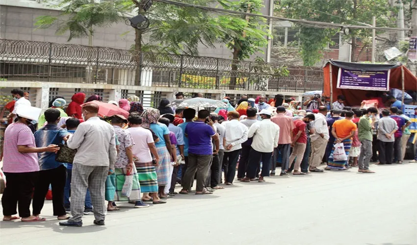 টিসিবির ট্রাকে ক্রেতাদের ভিড়
