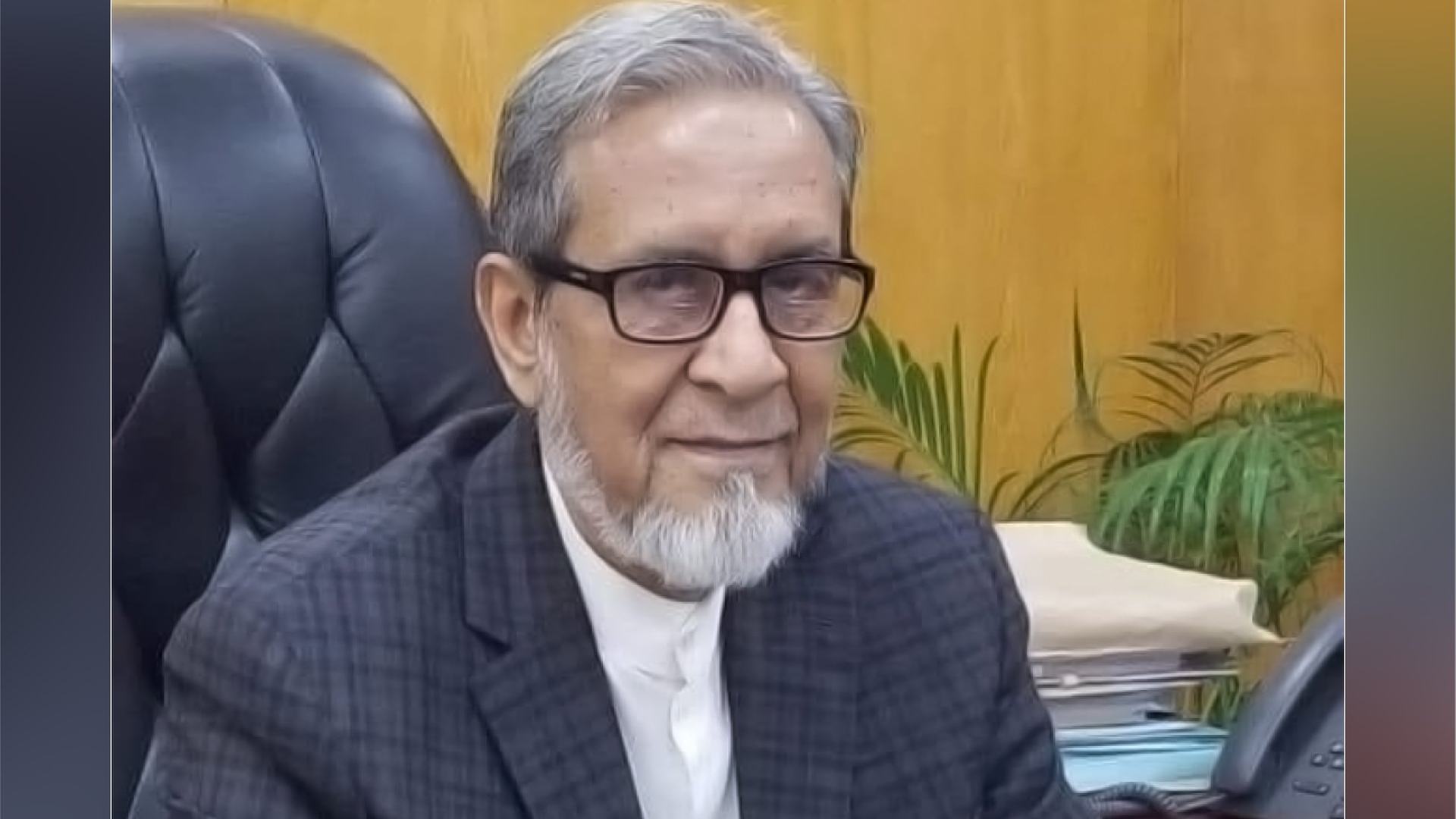 চলে গেলেন এম. আযীযুল হক...