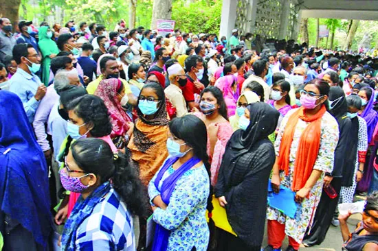 সামাজিক দূরত্বের একি হাল!