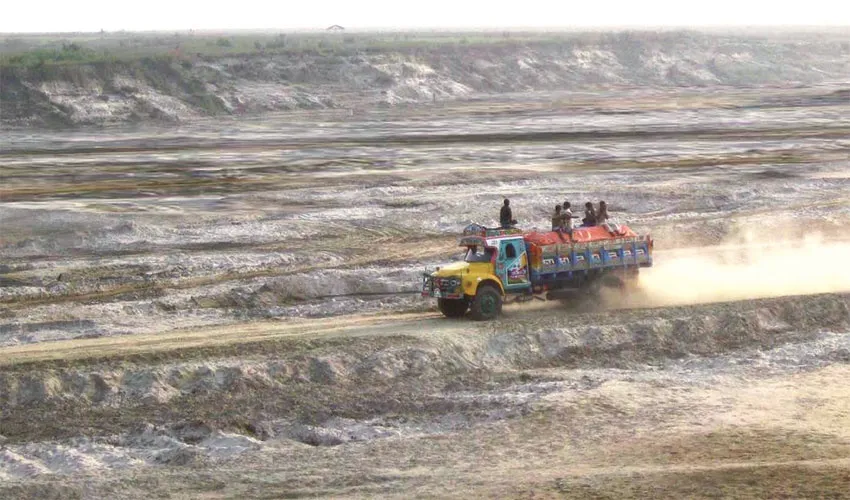 পদ্মা নদীতে নৌকার বদলে চলছে ট্রাক