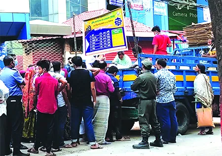 টিসিবি’র বিক্রয়কেন্দ্রে দীর্ঘ লাইন