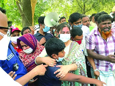 বাবা-মাকে হারিয়ে নির্বাক মাহিন