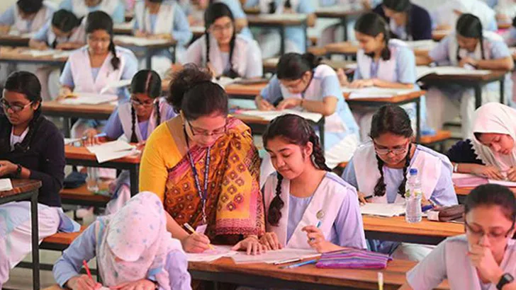 মহামারির মধ্যেও বাড়তি ফি আদায়