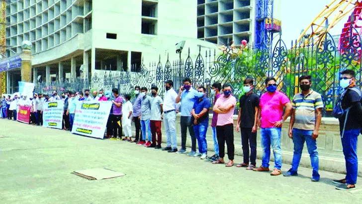 শপিংমল-মার্কেট খোলার দাবিতে বিক্ষোভ অব্যাহত