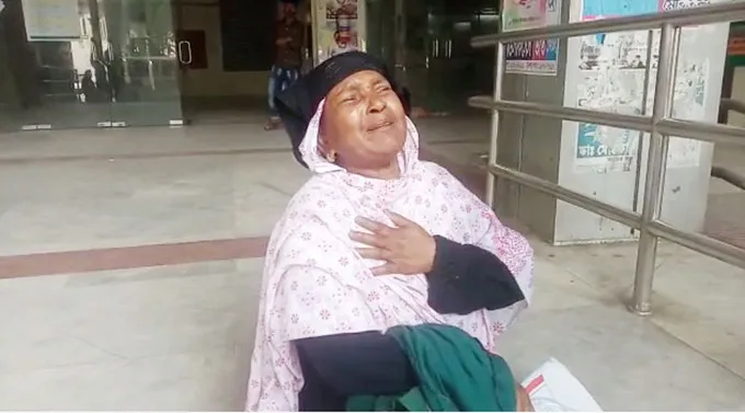 মায়ের চোখের সামনে এম্বুলেন্সেই মারা গেলেন রাজু