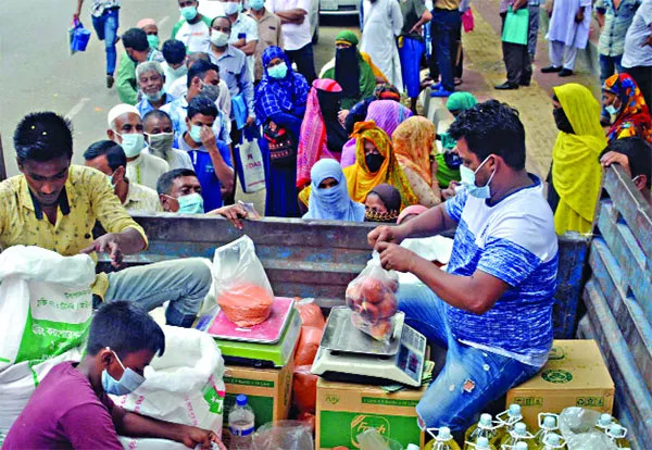 বাধ্য হয়ে টিসিবি’র লাইনে মধ্যবিত্তরা
