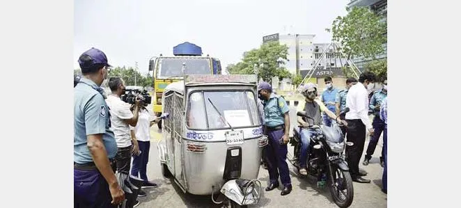 ঢাকার রাস্তায় বেড়েছে জন সমাগম