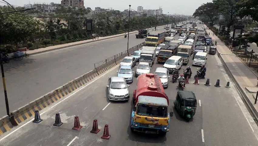 কঠোর লকডাউনে যানজট!