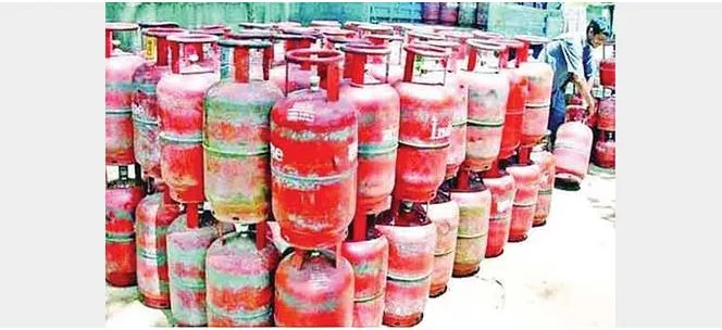 সরকারের বেঁধে দেয়া দামে বিক্রি হচ্ছে না এলপিজি