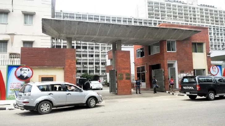 স্বাস্থ্যবিধি মেনেই কর্মমুখর সচিবালয়